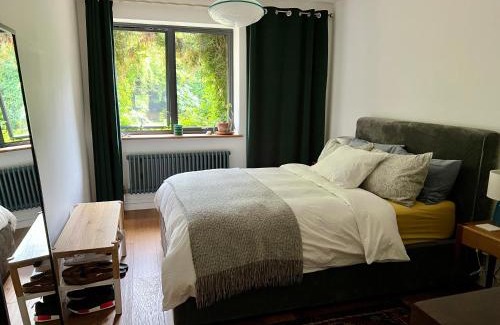 Clissold Apartment | Urban Oasis Chic 1BR Flat with Spacious Garden