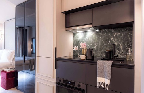 Brondesbury Park Apartment | Urban Oasis - Cinema, Gardens, Gym, Pool table
