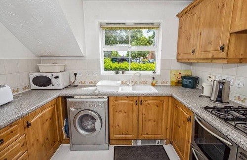 Waltham Abbey House | Urban Oasis - Modern 2B/2B Retreat Near Nature