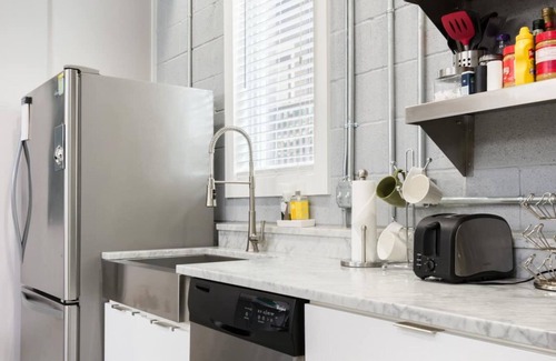 Chestnut Hill House | Urban Oasis| Private Rooftop| Close to Everything| Free Parking