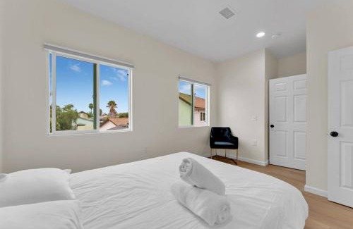 Mira Mesa Villa | Urban Retreat Fun Relax Self Check-In Hot Tub Foosball Fire Pit Cornhole