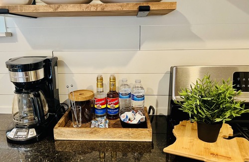 Ferndale House | Urban Retreat. Short walk to Downtown Ferndale.