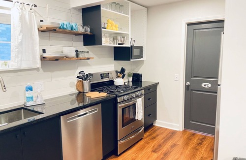 Ferndale House | Urban Retreat. Short walk to Downtown Ferndale.