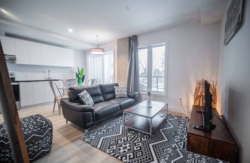 Pointe-de-Sainte-Foy Apartment | Urban Studio with Private Balcony and Gym