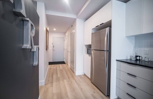 Pointe-de-Sainte-Foy Apartment | Urban Studio with Private Balcony and Gym