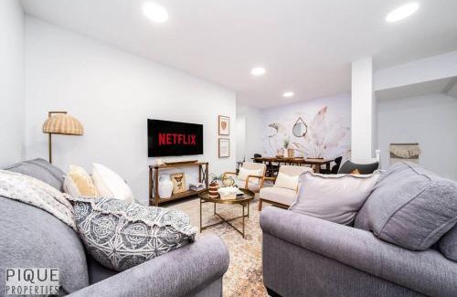 Southwest Edmonton House | Urban Utopia - Hot Tub - King Bed - BBQ - Sleeps 16 - Garage