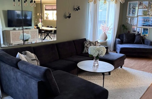 Sandnessjoen Villa | Urban villa with hot tub, swing & trampoline