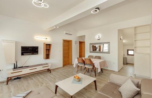 Topla Apartment | Urban Vista Apartment