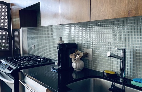 Gastown Apartment | Urban Zen Studio suite - a cozy Central-city retreat, free parking