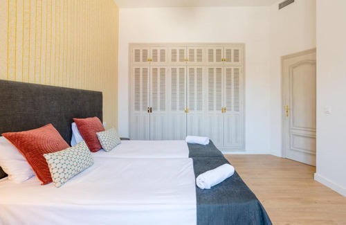 La Merced Apartment | Urbe10 Plaza de la Merced 3 bedroom apartment