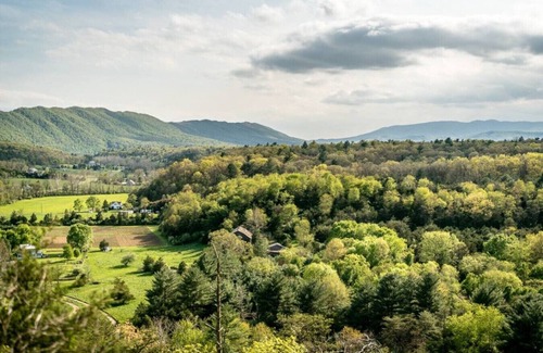 Broadway Cabin | Ursus Slumber -Hot Tub, Stunning Views, 3bdr/2bath