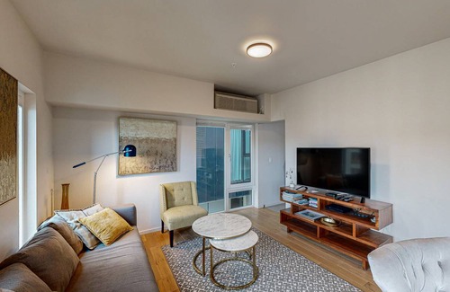Uptown Condo | 90 m² Condo ∙ 2 bedrooms ∙ 6 guests