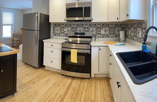 Duxbury House | Waterbury Village Hideaway with Hot Tub