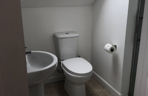 Castleton Apartment | Uskley Fairways. New, modern decor