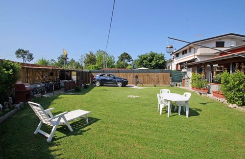 Ronchi Apartment | Utopia - House at 1,4Km from the Sea for 5 People with Garden