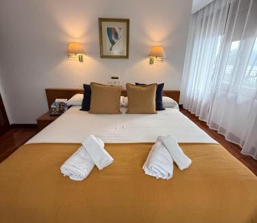 Mondragon House | Uxarte -Alojamiento, restaurante y piscinas