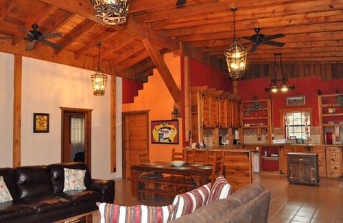 Brookeland House | V#1 Beautiful Villa in Sam Rayburn-best value, lots of parking, 7-9 guests