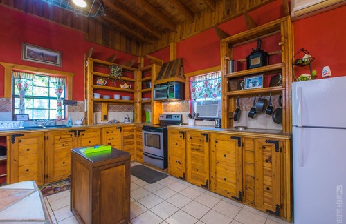 Brookeland House | V#1 Beautiful Villa in Sam Rayburn-best value, lots of parking, 7-9 guests