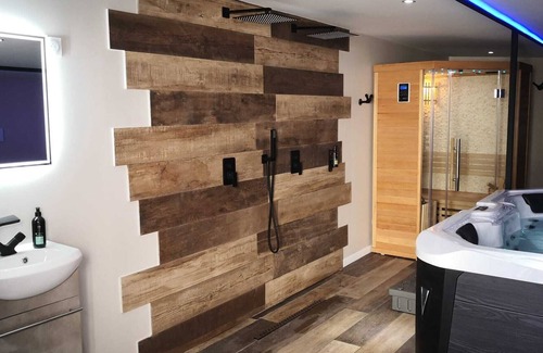 Saint-Martin-Boulogne Bed & Breakfast | V & Spa guest room with private spa and sauna