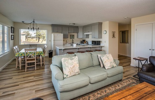 Gearhart Condo | V467 2 Bedroom 1st Floor renovated, Pet Friendly, No cleaning fees