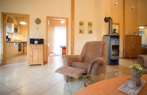 Groenebach Apartment | Vacation apartment with natural wood furniture and balcony