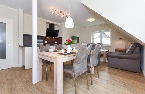 Neuharlingersiel Apartment | Vacation apartment top right - Haus Fallen Anker in Neuharlingersiel