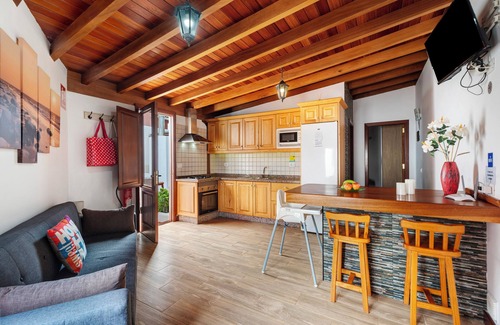 Los Silos House | Vacation Apartment 'Casa Frente Al Mar La Ponderosa' with Sea View, Private Terrace and Wi-Fi