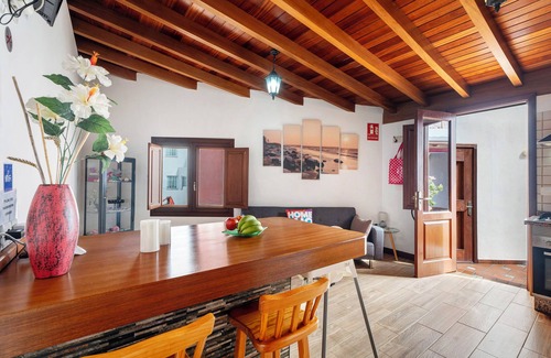 Los Silos House | Vacation Apartment 'Casa Frente Al Mar La Ponderosa' with Sea View, Private Terrace and Wi-Fi
