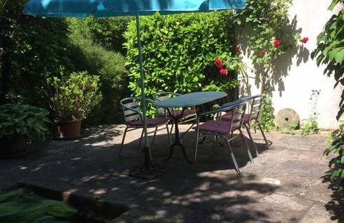 Menotey Apartment | Vacation apartment, 60m2, natural stone terrace near Dole, ground-level access possible.