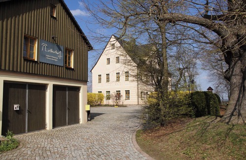 Augustusburg Apartment | Vacation apartment garden house 1st floor in listed Lotterhof