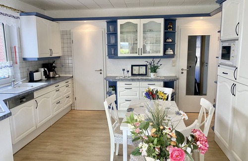 Greetsiel House | Vacation apartment, ground floor, WLAN, covered terrace, wood-burning stove