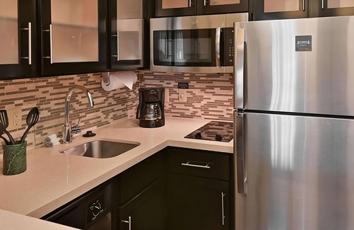 Plantation House | Vacation At its Finest! FREE Breakfast, Outdoor Pool, Pets Allowed!