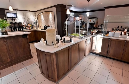 Plantation House | Vacation At its Finest! FREE Breakfast, Outdoor Pool, Pets Allowed!
