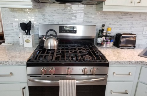 North Tustin House | Vacation Cottage, Fast Wifi, Private Patio & Laundry Pet Friendly Disney Beaches