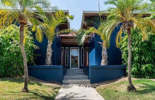 Carenero Apartment | Vacation Day Is Always A Great Idea! Beachfront, Onsite Dining, Free Parking