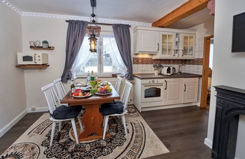 Ulmen House | Vacation home by the lake for 6-10 people, by the lake, historic town center