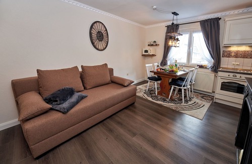 Ulmen House | Vacation home by the lake for 6-10 people, by the lake, historic town center