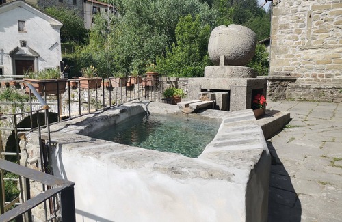 Arlia House | Vacation home Carole at the foot of the castle in the village of Verrucola di Fivizzano