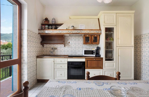 Luni House | Vacation Home "Casa Degli Zii Appartamento Guido" with Shared Terrace, Balcony & Wi-Fi