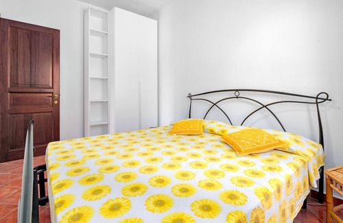 Case Peschiera-Lu Fraili House | Vacation Home "Casa Bouganvillea" with Private Terrace, Private Garden & A/C