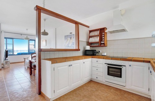 Caleta de Famara House | Vacation Home Casa Vivo Near the Beach with Sea View