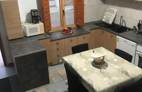 Deltebre House | Vacation home for up to 7 people, with enclosed grounds and private parking.