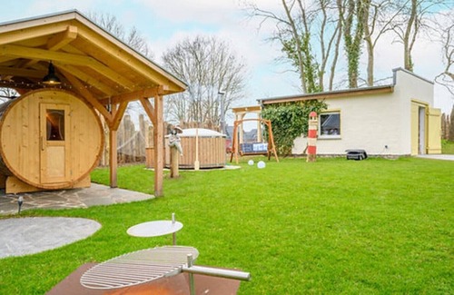 Krummin House | Vacation home in Krummin with sauna and hot tub