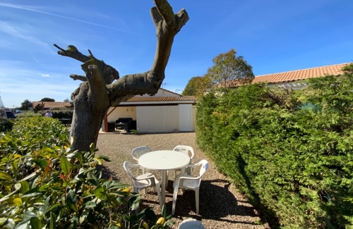 Vendres Villa | Vacation home in private residence with swimming pool 800m from the beach