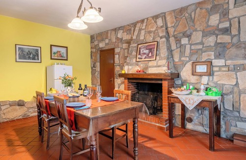 Monsummano Terme House | Vacation Home "Bella Toscana Relax - Lemon" with Mountain View, Shared Pool & Wi-Fi