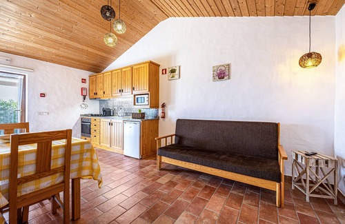 Camarate House | Vacation Home Monte do Tanoeiro - Casa Nova with Wi-Fi & Garden