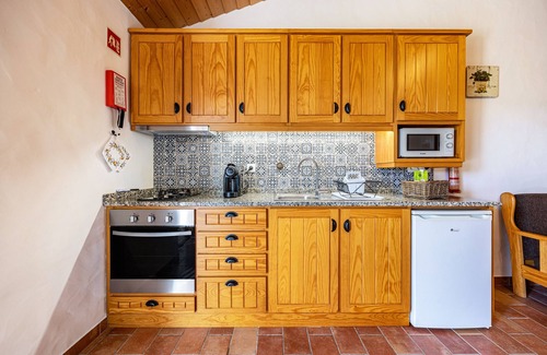 Camarate House | Vacation Home Monte do Tanoeiro - Casa Nova with Wi-Fi & Garden