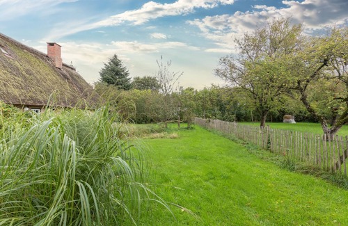 Ostenfeld House | Vacation home Reetdachhaus zur Sandkuhle in Ostenfeld for up to 4 people