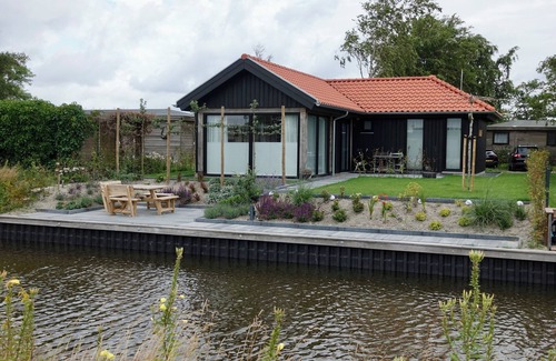 Anjum House | Vacation home with access to the water