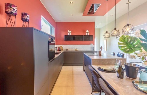 Berneau House | Vacation home with jacuzzi